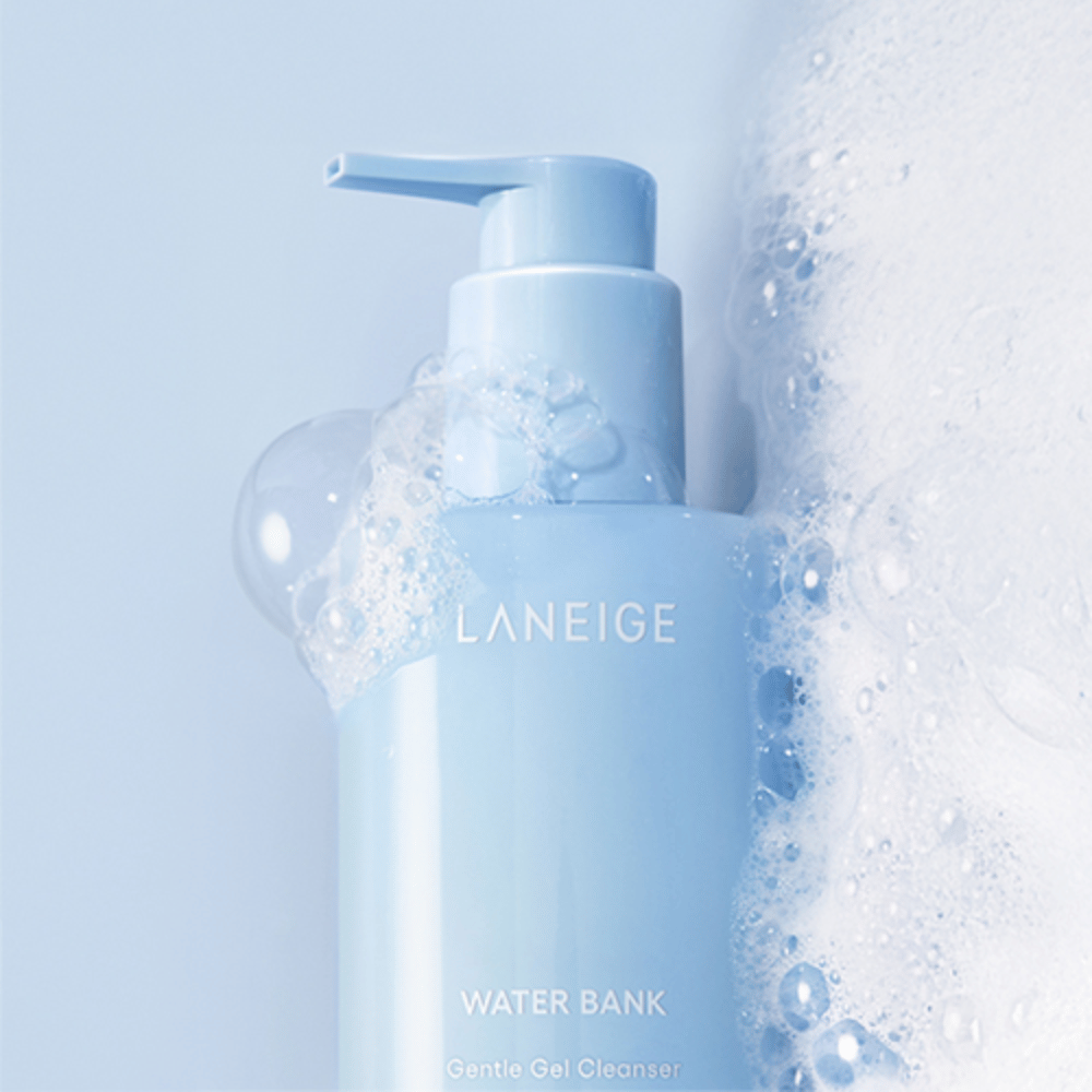 LANEIGE Water Bank Gentle Gel Cleanser dækket af skum og bobler mod lyseblå baggrund, hvilket signalerer rengøring og friskhed.