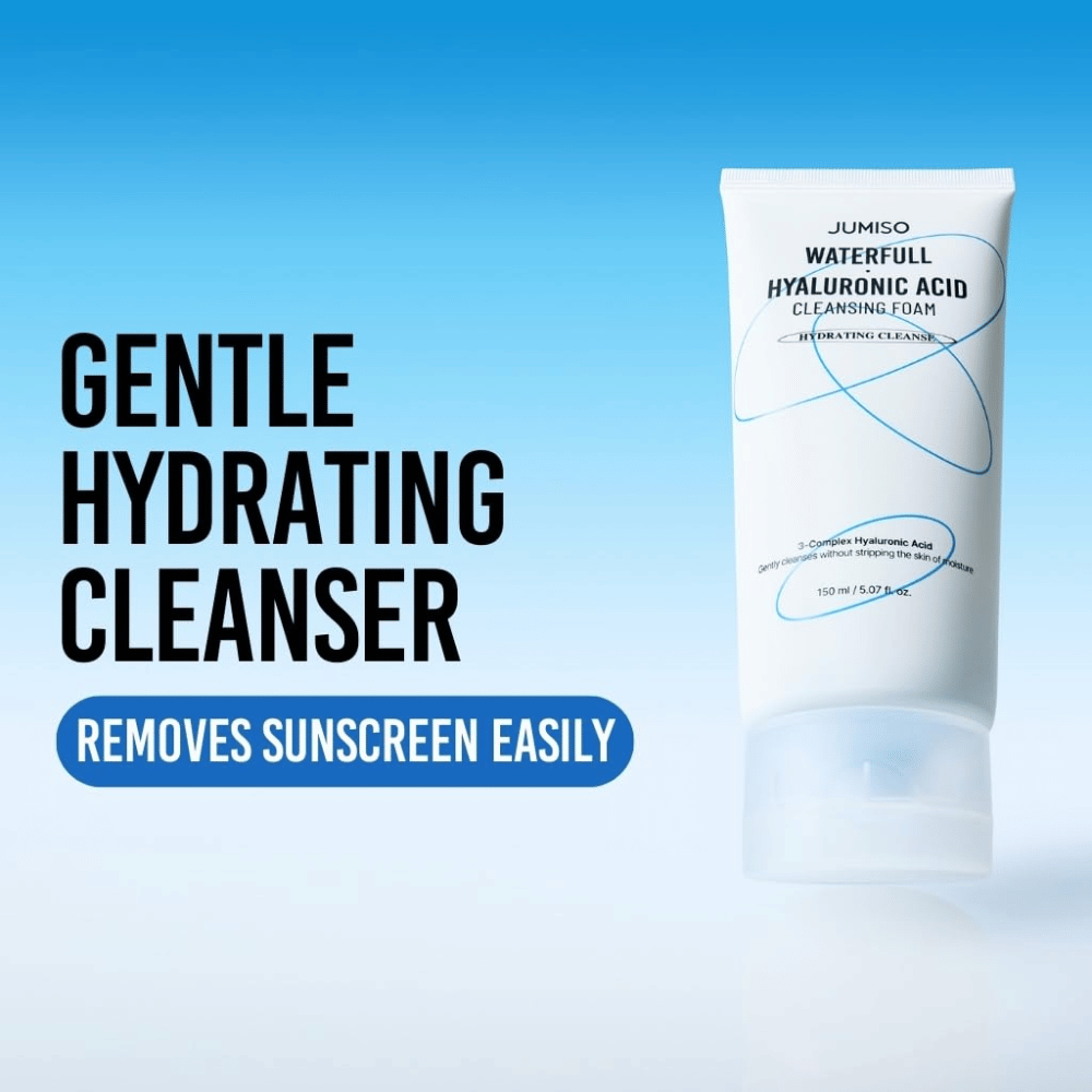 Produktbillede af Jumiso Waterfull Hyaluronic Acid Cleansing Foam mod blå baggrund. Fokus er på en mild og fugtgivende ansigtsrens, der effektivt fjerner solbeskyttelse og daglige urenheder.