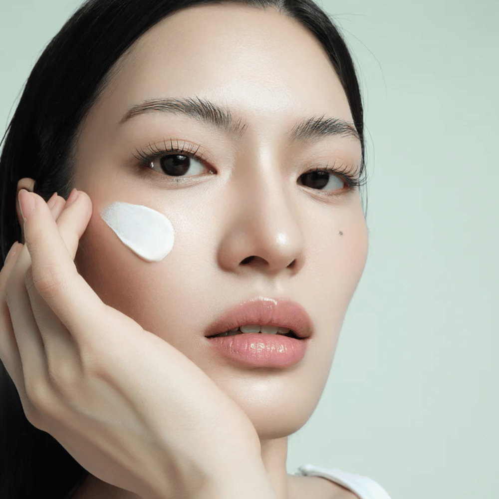 Model anvender d'Alba Waterfull Mild Sun Cream SPF 50+ i ansigtet. Let, fugtgivende solbeskyttelse med mineralfilter, perfekt til daglig brug og følsom hud.
