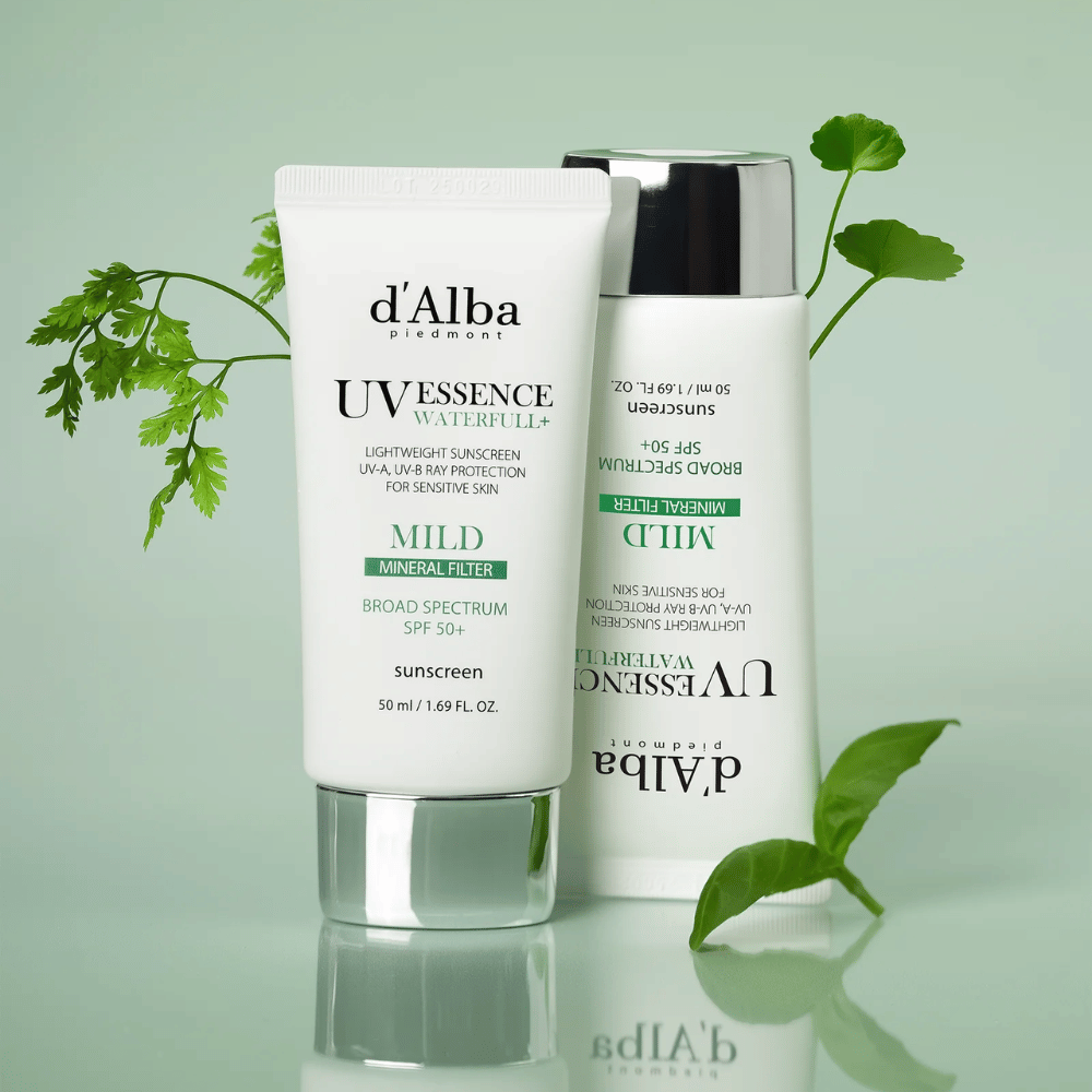 d'Alba Waterfull Mild Sun Cream SPF 50+ fotograferet med grønne blade. Mild mineralbaseret solcreme med bredspektret beskyttelse og fugtgivende formel til følsom hud.