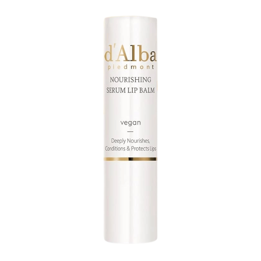 Produktbillede på d'Alba Nourishing Serum Lip Balm i hvid og guld emballage med teksten "vegan" og "Deeply Nourishes, Conditions & Protects Lips".