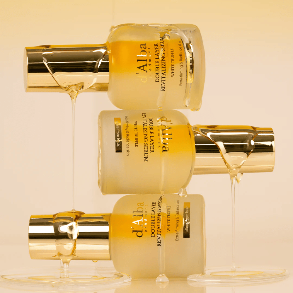 d'Alba White Truffle Double Layer Revitalizing Serum er et luksuriøst serum, der kombinerer nærende hvid trøffel med fugtgivende olier. Denne dobbeltvirkende formel giver en intensiv fugt og styrker hudens elasticitet, hvilket resulterer i en glattere og mere strålende hudtone.