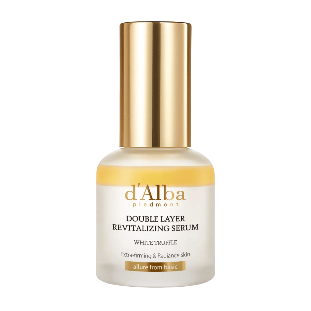 d'Alba Double Layer Revitalizing Serum White Truffle i elegant glasflaske med guldfarvet kork, designet til ekstra fasthed og glød til huden.