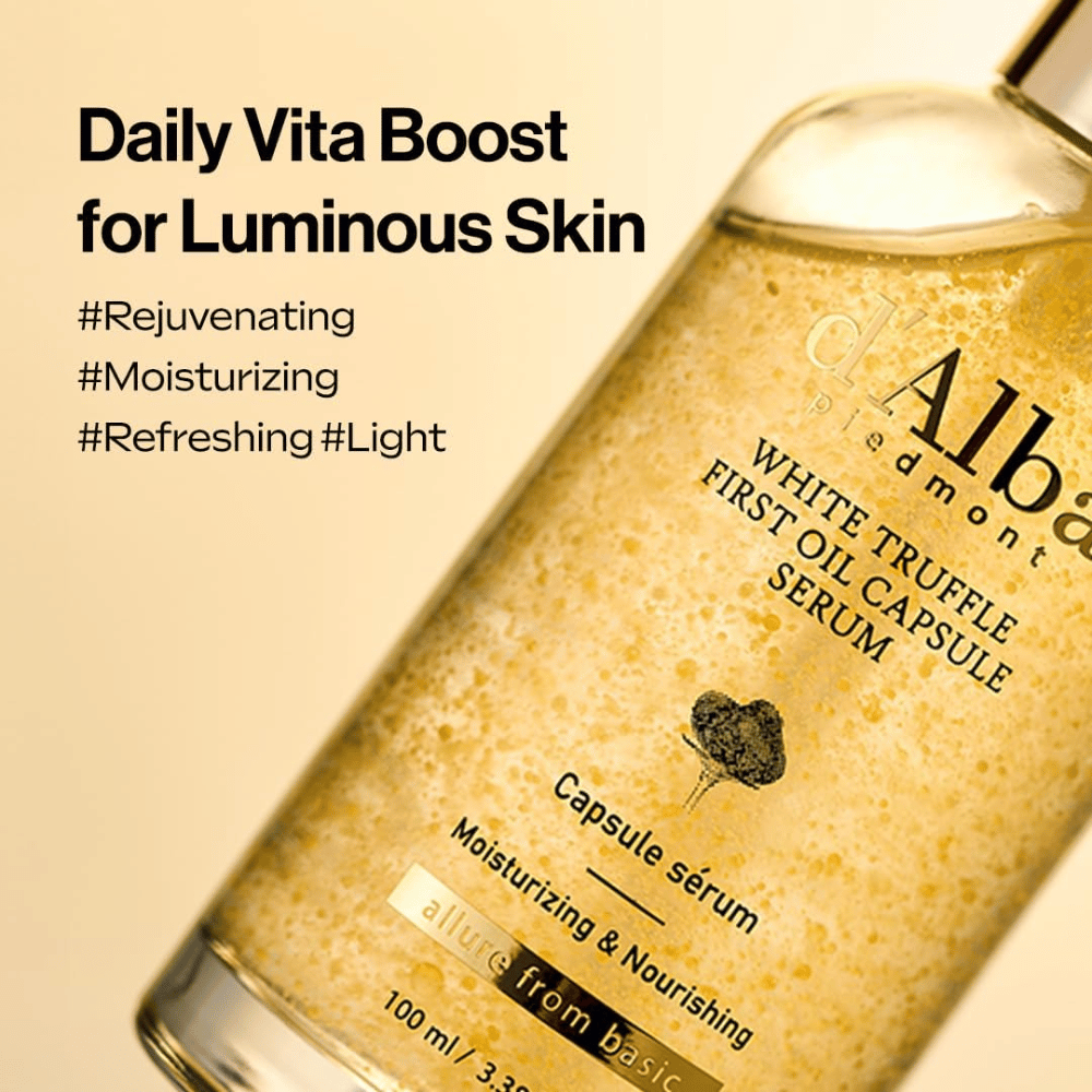 Flaska med d'Alba White Truffle First Oil Capsule Serum i närbild mot beige bakgrund med text som lyfter produktens återfuktande och uppfräschande egenskaper.