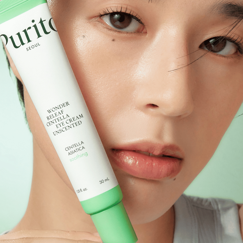 Purito Wonder Releaf Centella Eye Cream Unscented er en nærende øjencreme, der indeholder beroligende Centella Asiatica. Perfekt til følsom hud, denne duftfri creme mindsker irritation og fugter intensivt samtidig med at den reducerer fine linjer og mørke rande.
