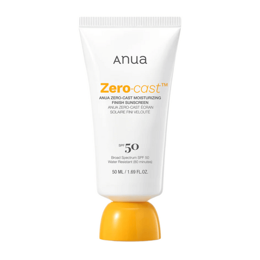 Produktbillede på ANUA Zero-Cast Moisturizing Finish Sunscreen SPF 50 i hvid tube med orange låg, 50 ml. En let solcreme uden hvidt skær, vandresistent op til 80 minutter.