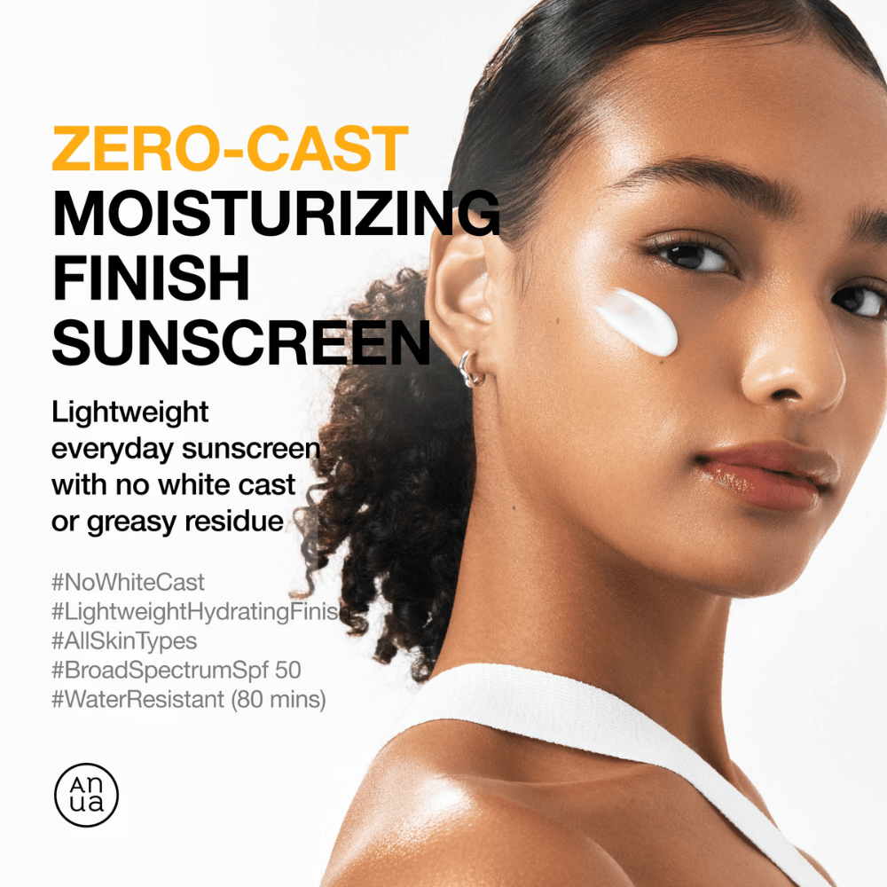 Kvinde med solcreme på kinden viser ANUA Zero-Cast Moisturizing Finish Sunscreen – en let, fugtgivende solcreme med SPF 50, der ikke efterlader hvidt skær.