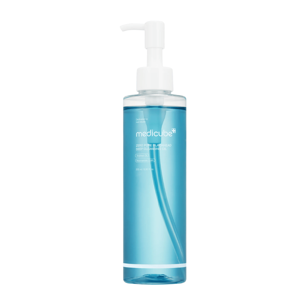 Flaske af Medicube Zero Pore Blackhead Deep Cleansing Oil i blå emballage med hvid pumpe, mod hvid baggrund.