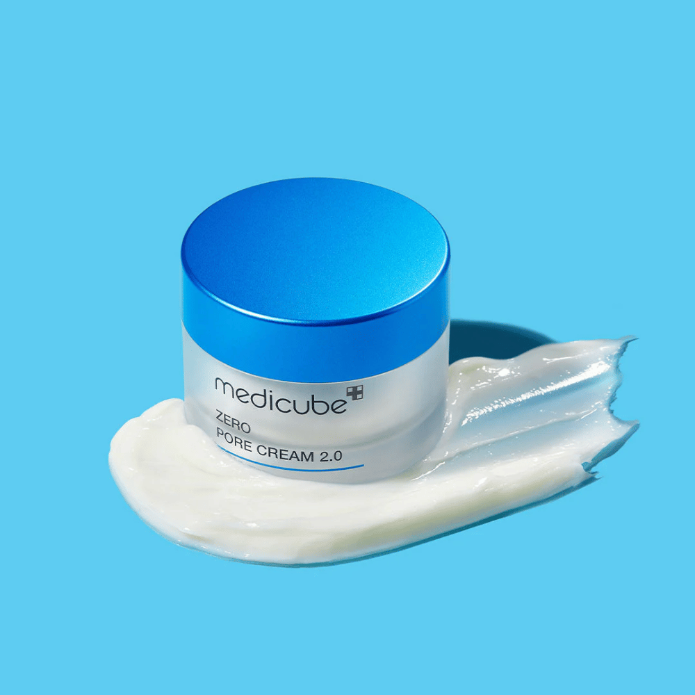 Medicube Zero Pore Cream 2.0 er en let og fugtgivende creme, der hjælper med at minimere porernes synlighed og balancere talgproduktionen. Den efterlader huden blød, mat og frisk uden at tilstoppe porerne, hvilket gør den perfekt til fedtet og kombineret hud.