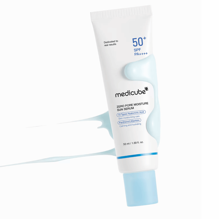 Medicube Zero Pore Moisture Sun Serum SPF50+ PA++++ omgivet af serumlignende produkttekstur. Fugtgivende solbeskyttelse med 10 typer hyaluronsyre for fugt, komfort og daglig UV-beskyttelse.