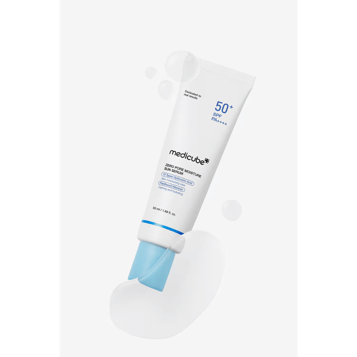 Medicube Zero Pore Moisture Sun Serum SPF50+ PA++++ med let serumtekstur. Billedet fremhæver den fugtgivende formel, som hjælper huden med at føles blød, beroliget og beskyttet mod solen.