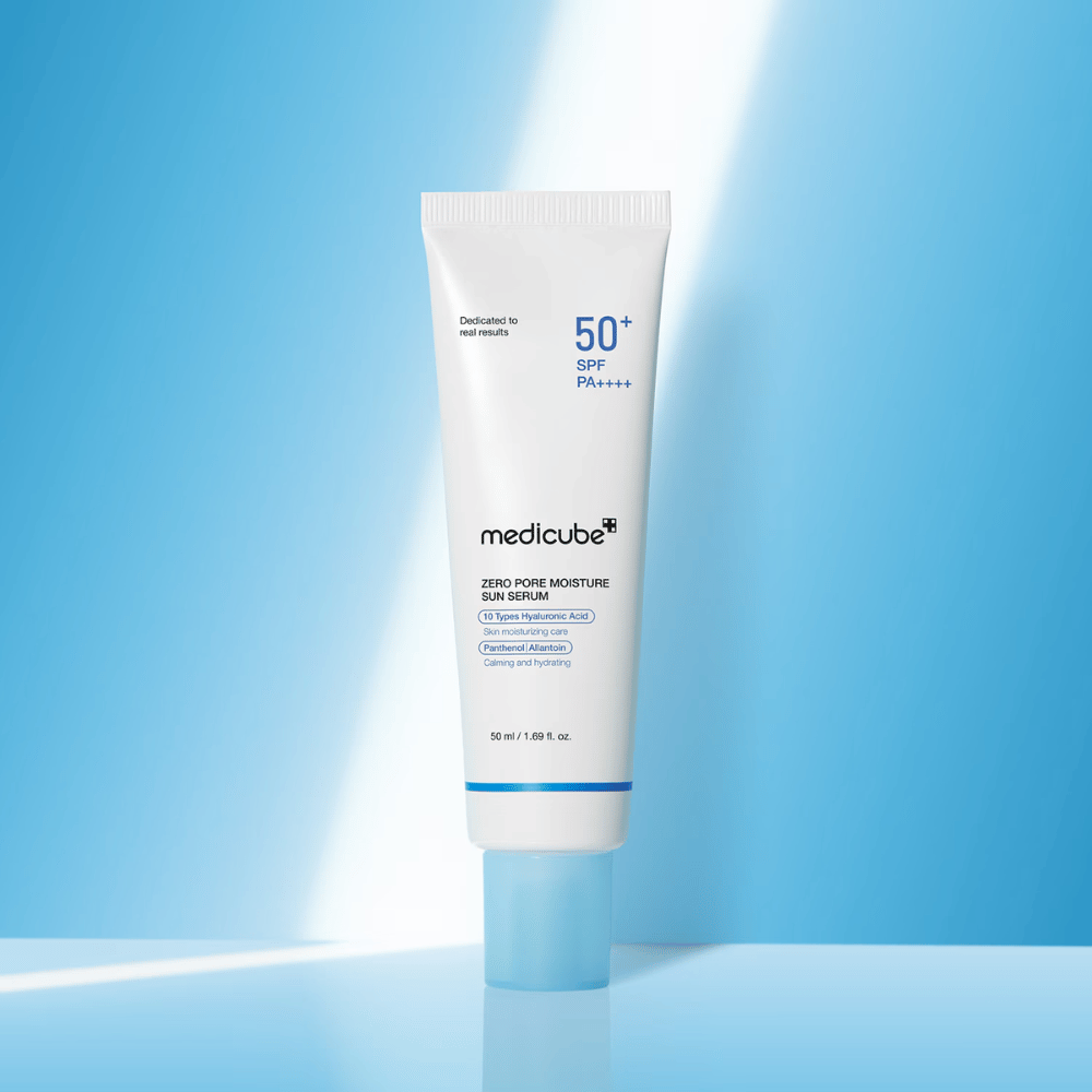 Medicube Zero Pore Moisture Sun Serum SPF50+ PA++++ præsenteret mod blå baggrund. Fugtgivende solserum med hyaluronsyre, panthenol og allantoin til daglig UV-beskyttelse og pleje af huden.