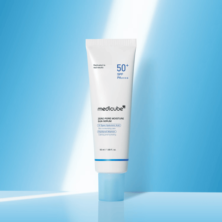 Medicube Zero Pore Moisture Sun Serum SPF50+ PA++++ præsenteret mod blå baggrund. Fugtgivende solserum med hyaluronsyre, panthenol og allantoin til daglig UV-beskyttelse og pleje af huden.