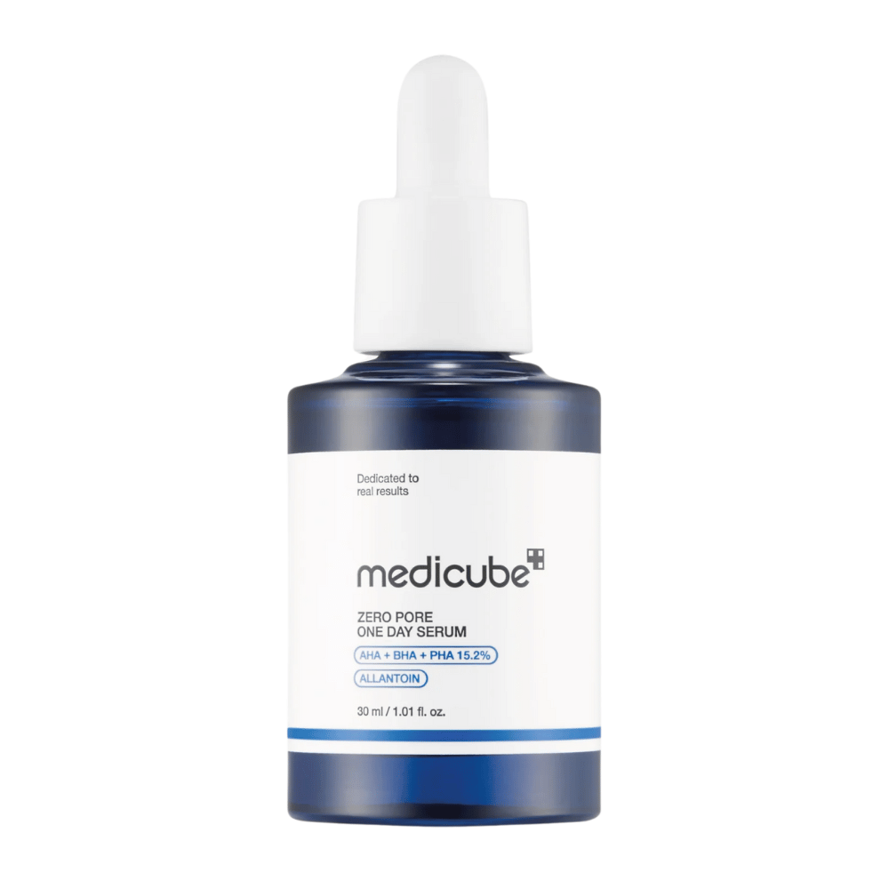Flaske af Medicube Zero Pore One Day Serum med hvid etiket og blå detaljer, et eksfolierende produkt med AHA, BHA og PHA, mod hvid baggrund.