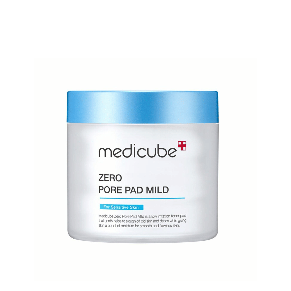 Medicube Zero Pore Pad Mild er en skånsom toner-pad til følsom hud. Den hjælper med at forsigtigt eksfoliere døde hudceller og urenheder, mens den tilfører fugt for en blød og glat hud. Produktet har en blå og hvid emballage, ideel til daglig brug.