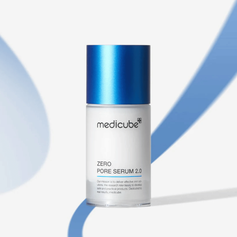 Medicube Zero Pore Serum 2.0 i stilren emballage med blåt låg, et effektivt ansigtsserum for glattere hud og reduceret porstørrelse.