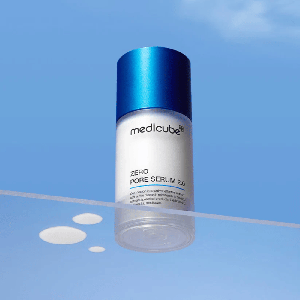 Produktbillede af Medicube Zero Pore Serum 2.0 mod blå baggrund, et porreducerende serum udviklet til at balancere huden og forbedre hudens struktur.