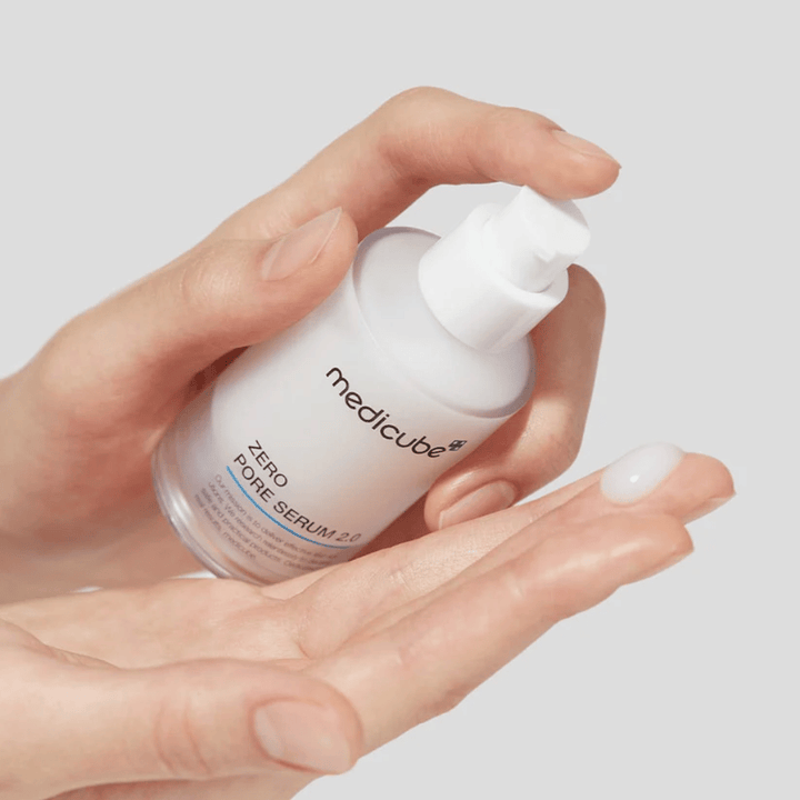 Medicube Zero Pore Serum 2.0 i pumpeflaske, der doseres i hånden, et let serum, der absorberes hurtigt og hjælper med at mindske synlige porer.