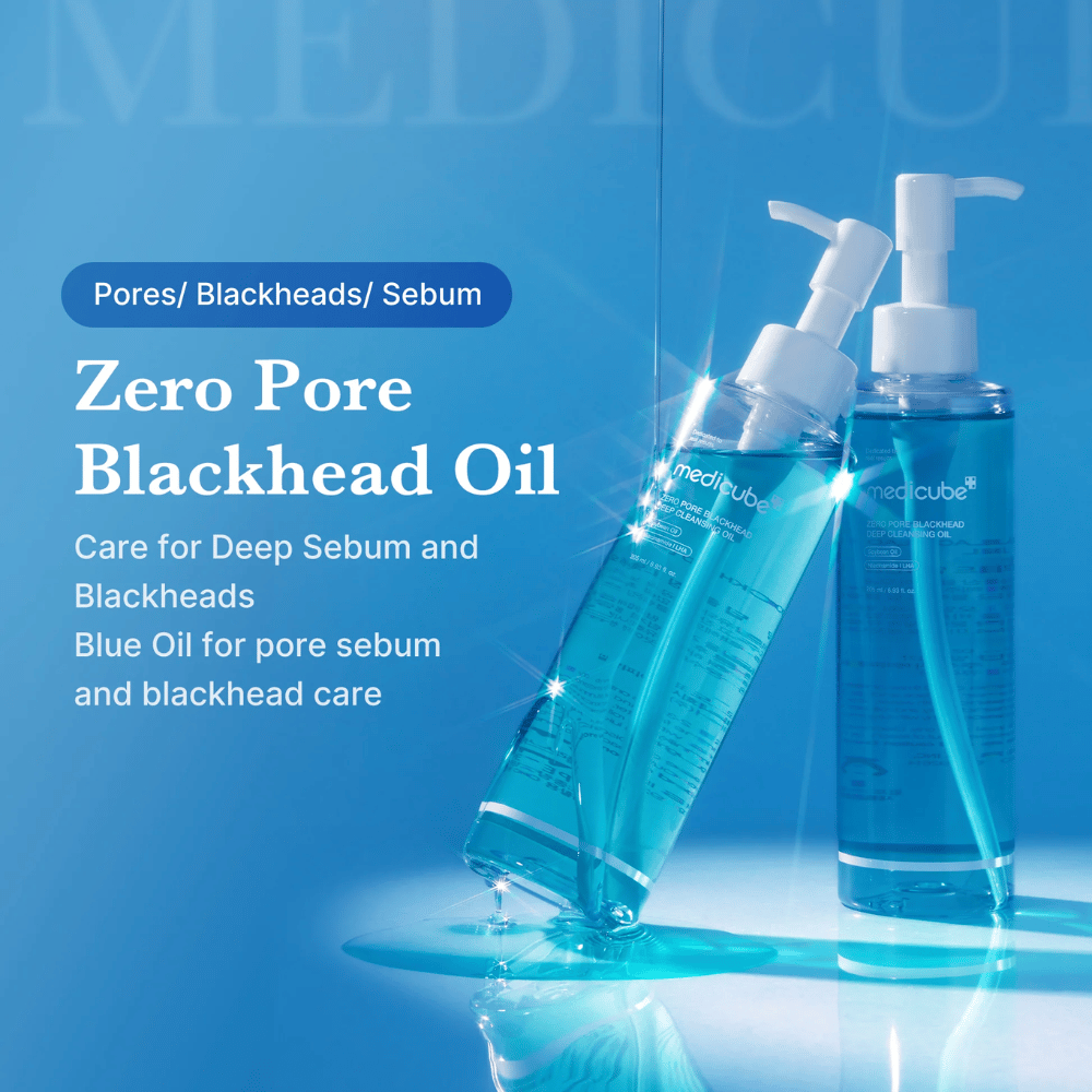 To flasker af Medicube Zero Pore Blackhead Deep Cleansing Oil på blå baggrund med tekst, der fremhæver dens effekt mod porer, sebum og hudorme.