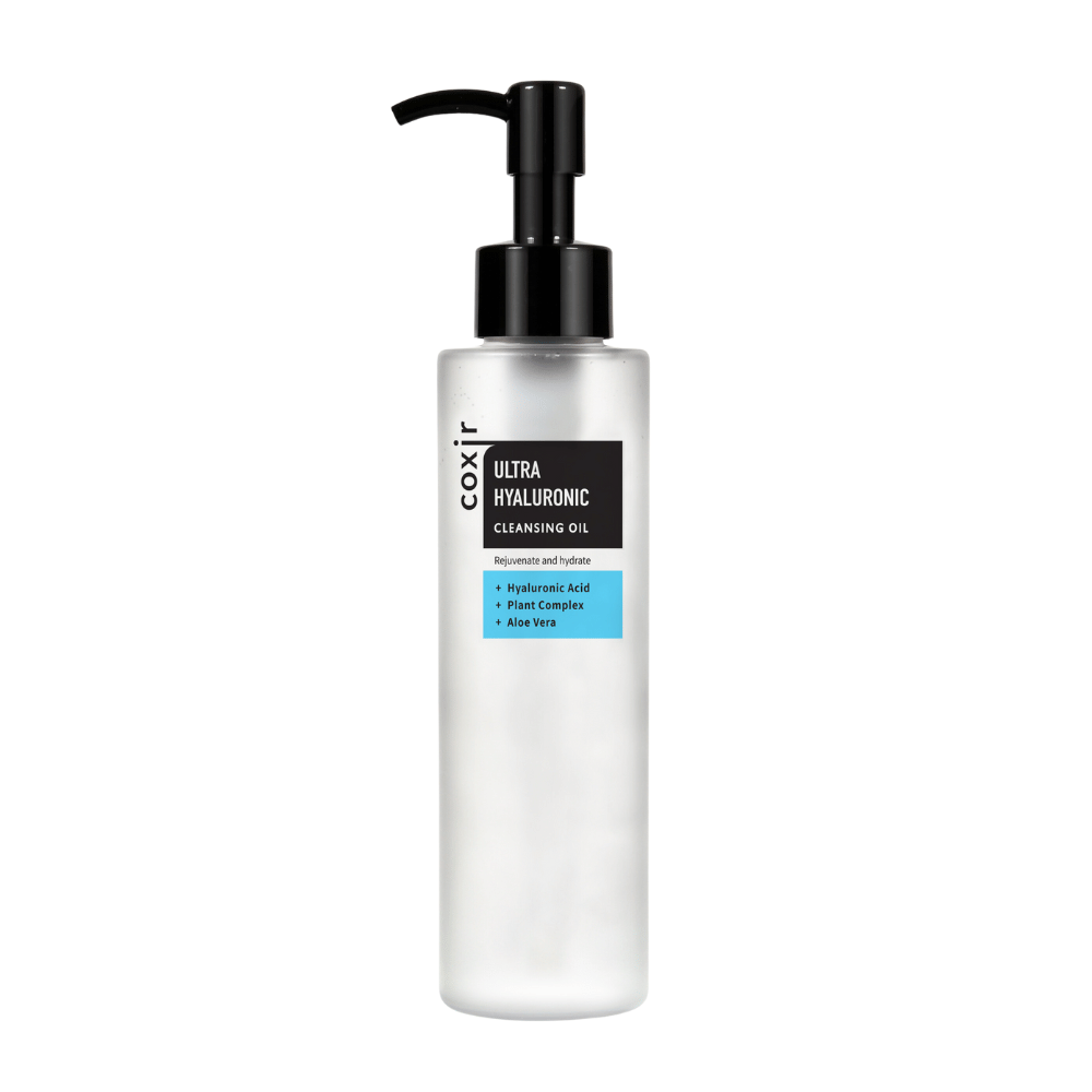 En hvid pumpeflaske med teksten "coxir ULTRA HYALURONIC CLEANSING OIL", indeholdende hyaluronsyre, plantekompleks og aloe vera for fugtighed og rensning.