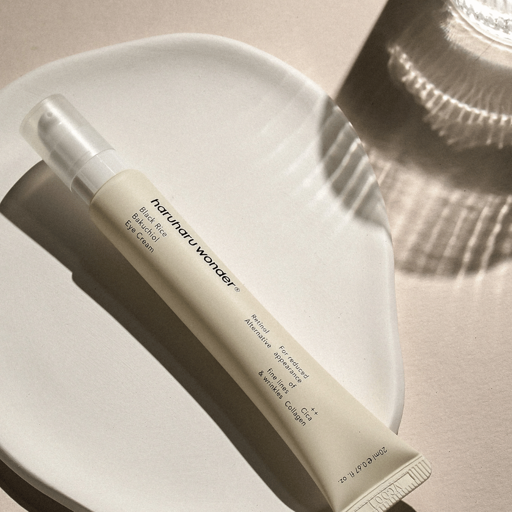 HaruHaru Wonder Black Rice Bakuchiol Eye Cream 20 ml – øjencreme med sort ris, bakuchiol og kollagen, der reducerer fine linjer og rynker, placeret på keramikfad i blødt lys.