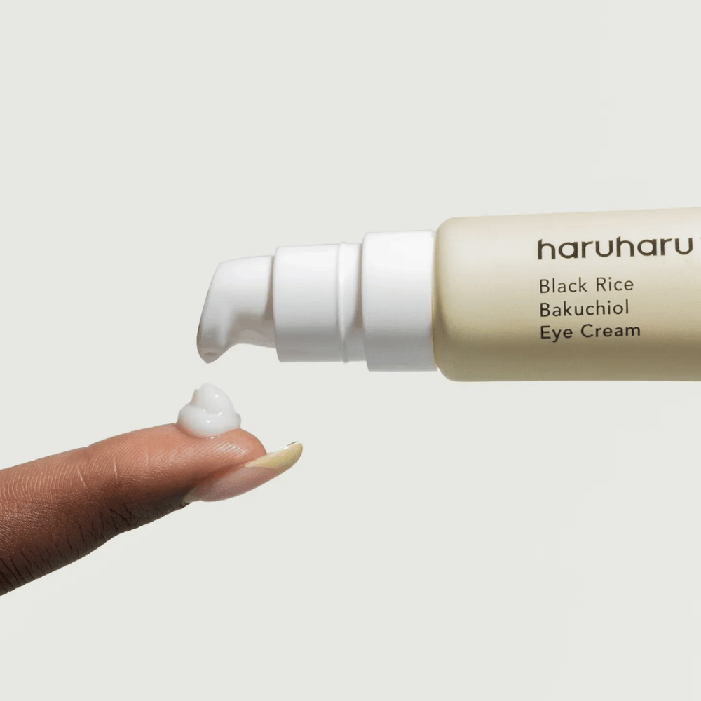 HaruHaru Wonder Black Rice Bakuchiol Eye Cream – nærbillede af pumpe, der dispenserer creme på fingerspidsen, viser konsistensen til fugtgivende og anti-aging.