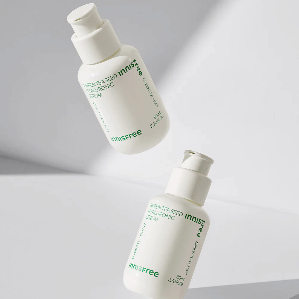Innisfree Green Tea Seed Hyaluronic Serum 80ml flaske på en hvid overflade.