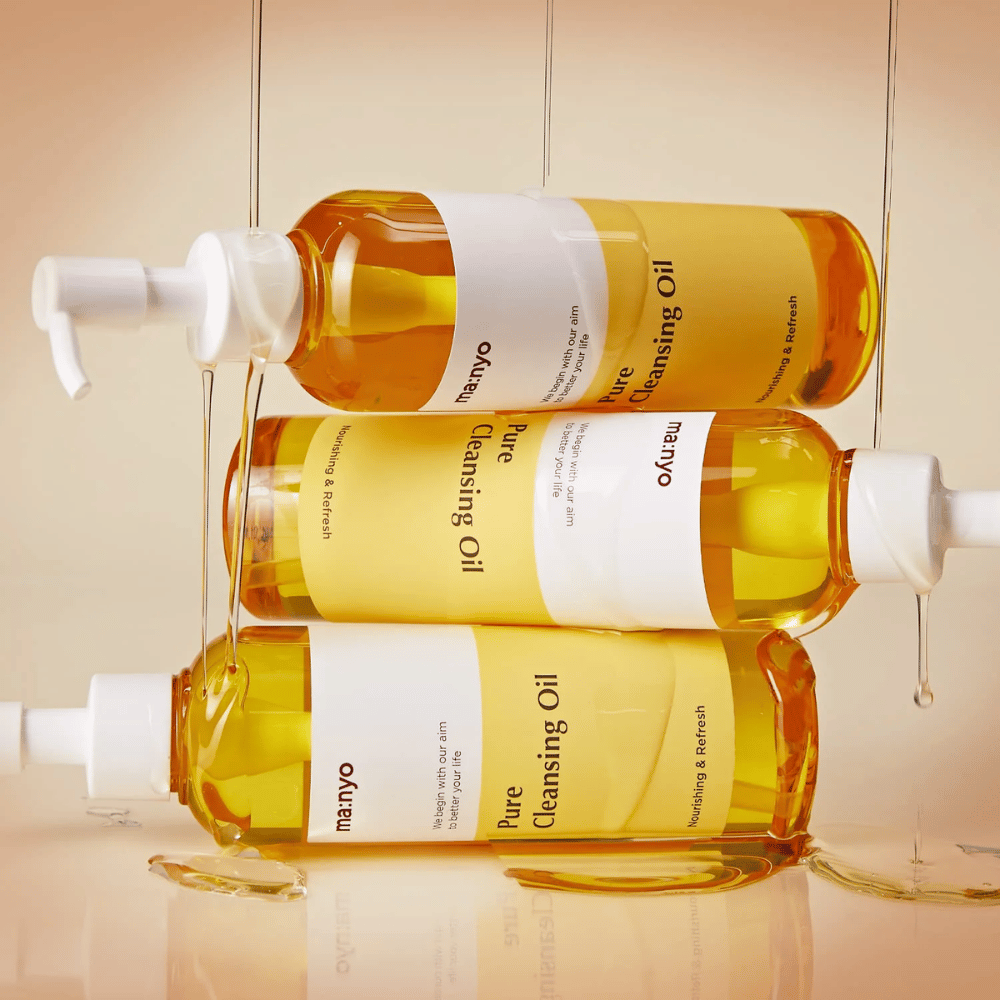 Tre flasker ma:nyo Pure Cleansing Oil 200ml stablet til hudpleje og makeupfjerner.