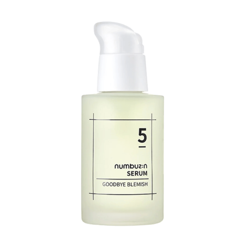 En flaske No.5 Goodbye Blemish Serum 50ml fra numbuzin på hvid baggrund.