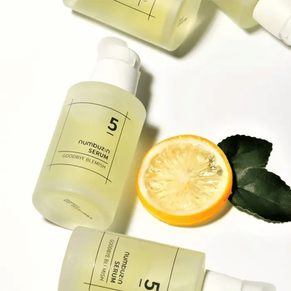 Fem flasker numbuzin No.5 Goodbye Blemish Serum 50ml med citroner og blade, der retter sig mod pletter og akne-ar.