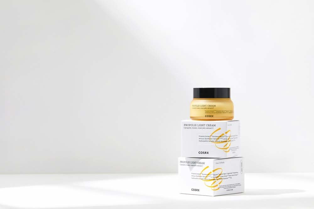 En bunke COSRX Full Fit Propolis Light Cream 65 ml kasser.