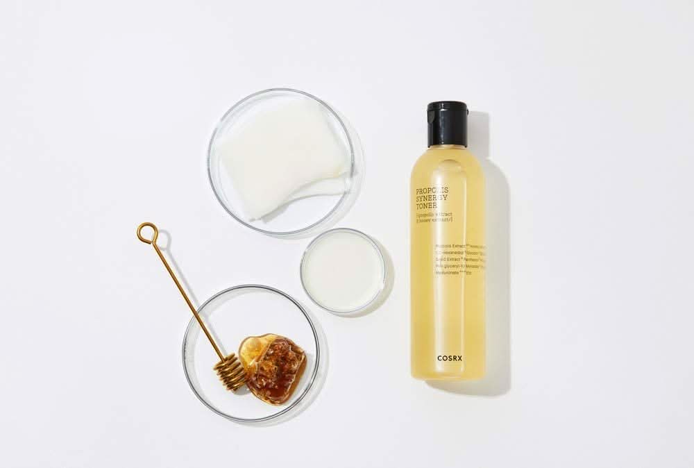 En flaske COSRX Full Fit Propolis Synergy Toner 150ml med antiinflammatoriske og antibakterielle effekter, placeret på en hvid overflade.