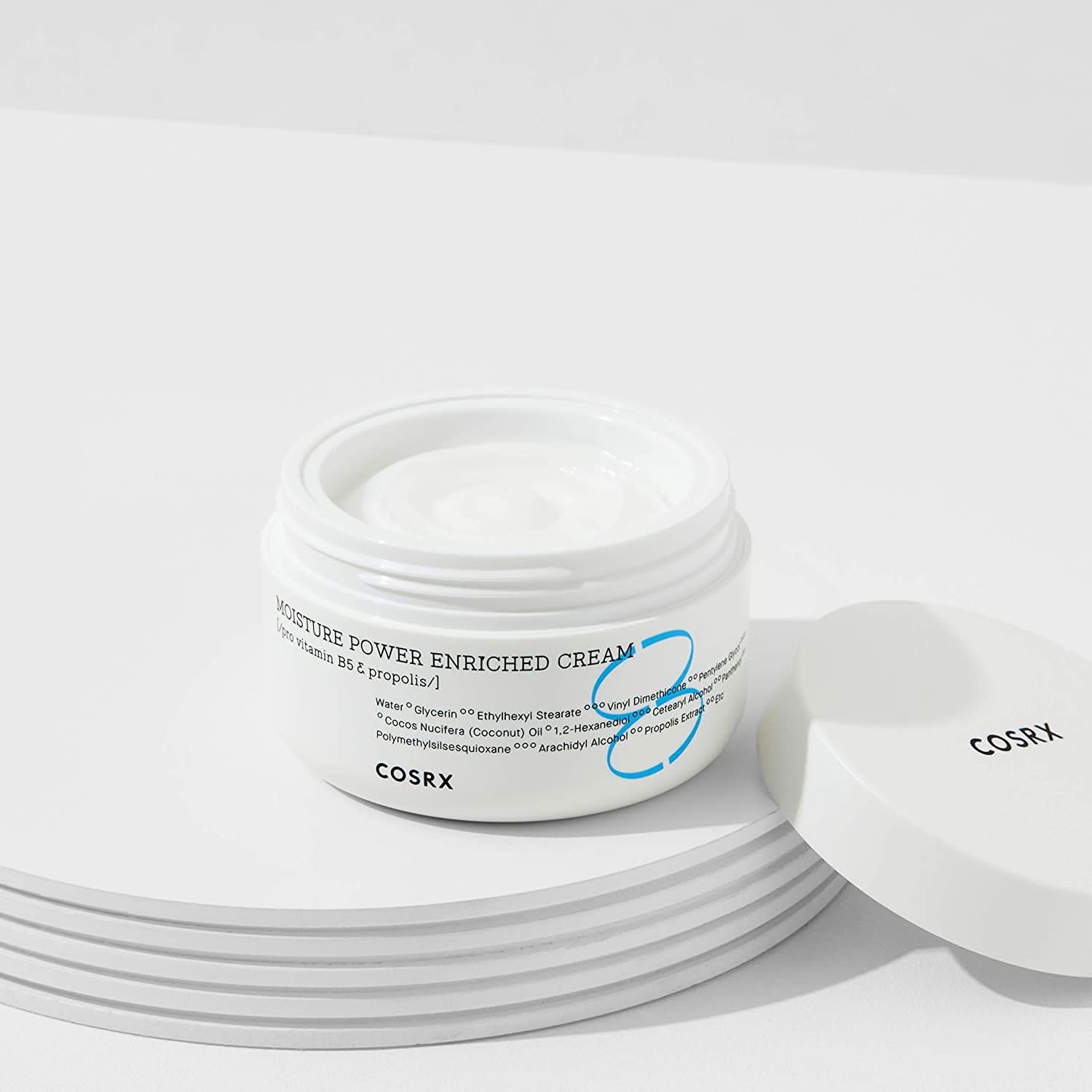 En krukke COSRX Moisture Power Enriched Cream 50ml som står oven på et bord.