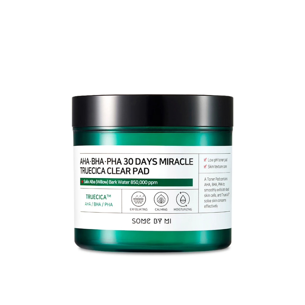 En hvid beholder med grønt låg fyldt med Some By Mi's AHA, BHA, PHA 30 Days Miracle Truecica Clear Pad 70 stk til bekæmpelse af akneudbrud.