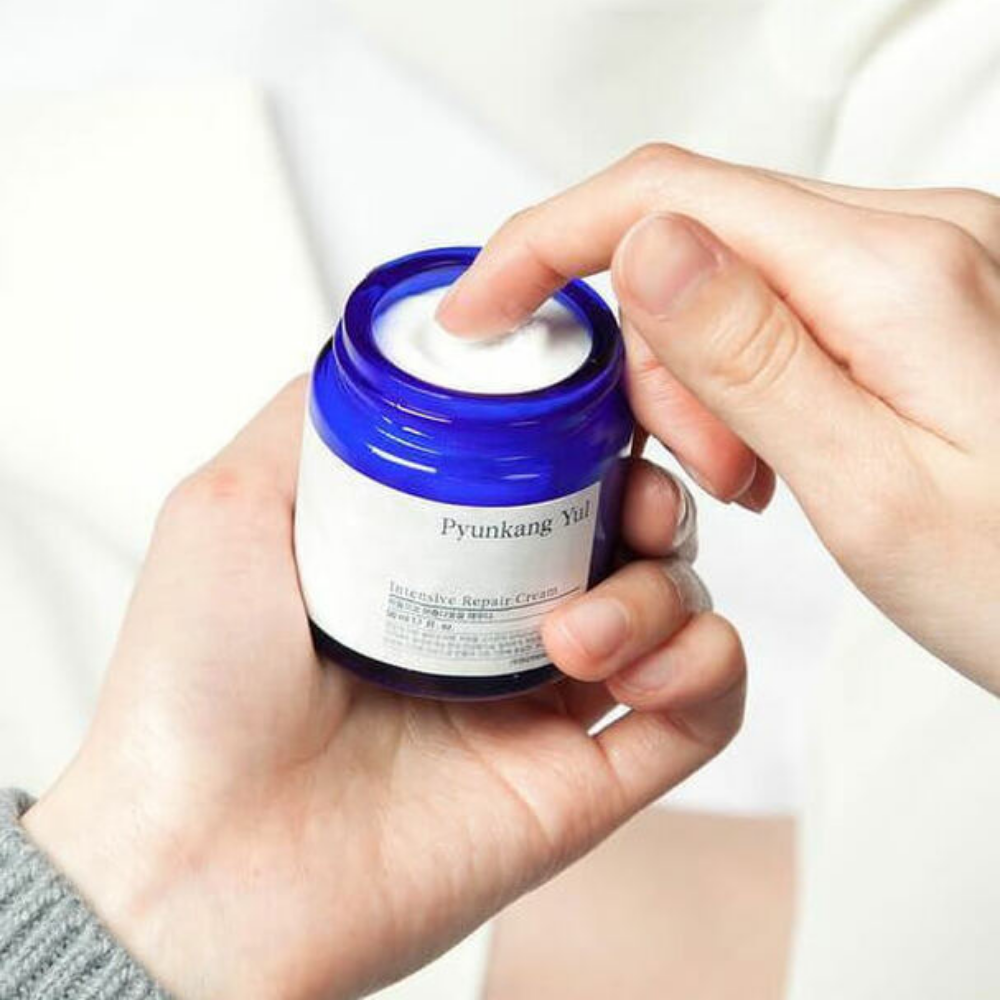 En person holder en krukke Pyunkang Yul Intensive Repair Cream 50ml.