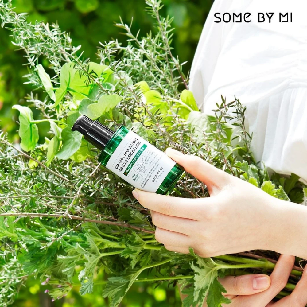 En kvinde der holder en masse urter i hænderne for at modvirke pigmentpletter og akne ved hjælp af AHA, BHA, PHA 30 Days Miracle Serum Light 50ml fra SOME BY MI.