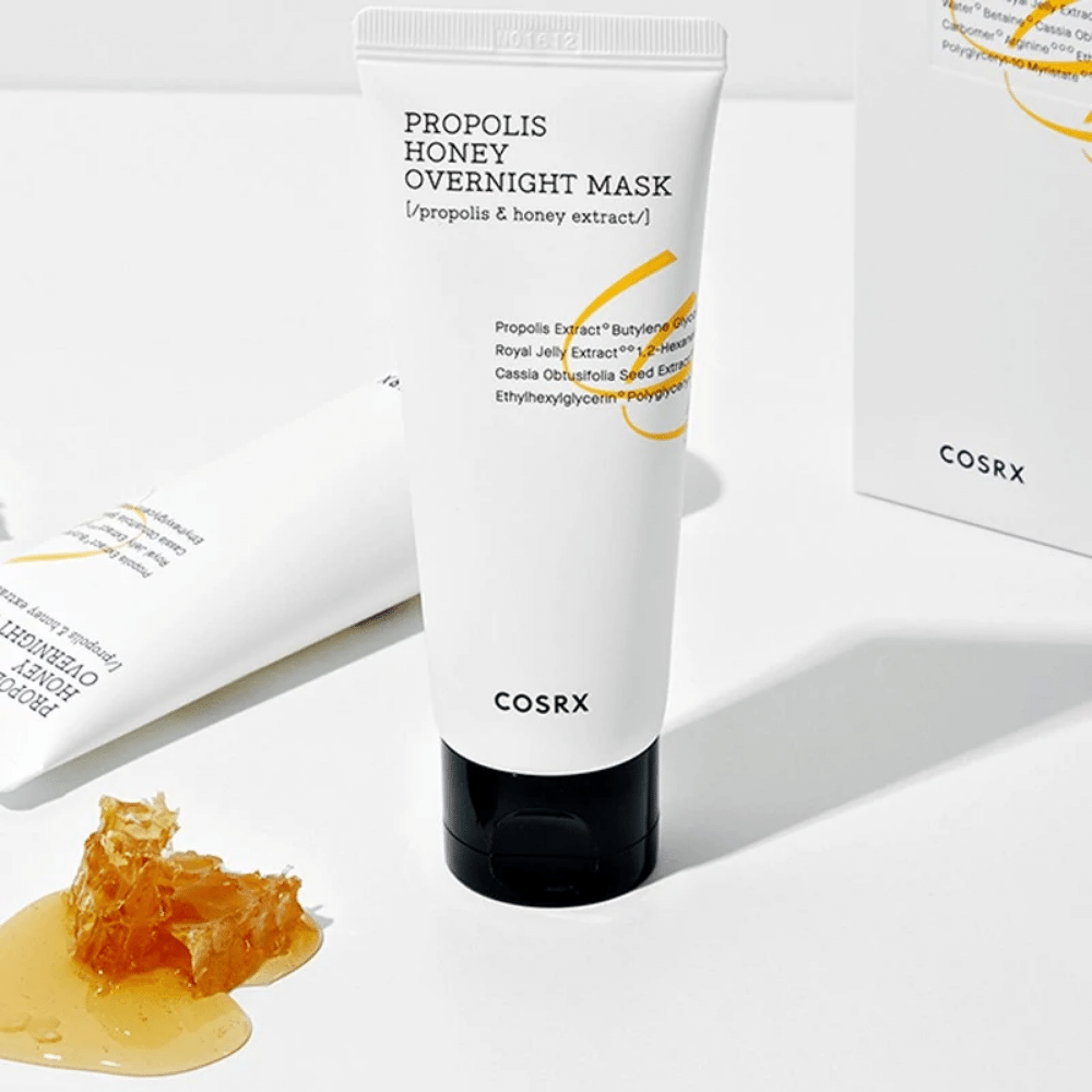 En kasse Full Fit Propolis Honey Overnight Mask 60ml fra COSRX med en flaske honning ved siden af, med propolisekstrakt.