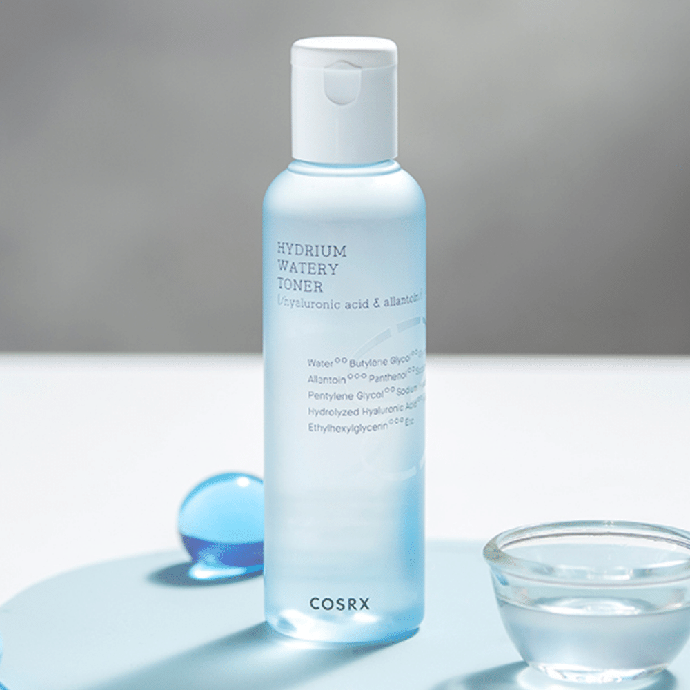 En COSRX Hydrium Watery Toner 150ml, en fugtgivende ansigtstoner med hyaluronsyre.