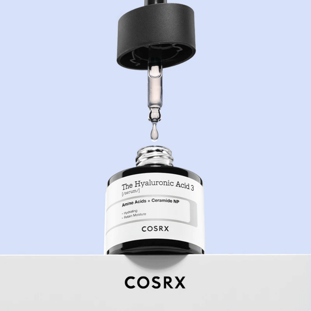 Et serum med en pipette påsat, indeholdende COSRX:s The Hyaluronic Acid 3 Serum 20ml for at støtte hudens fugtbarriere.