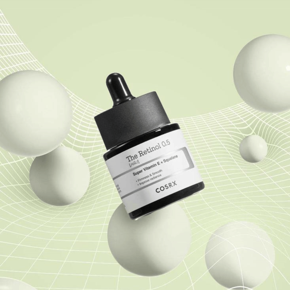 En flaske COSRX Retinol 0.5 Oil 20ml som fremmer anti-aging fordele på en hvid baggrund.