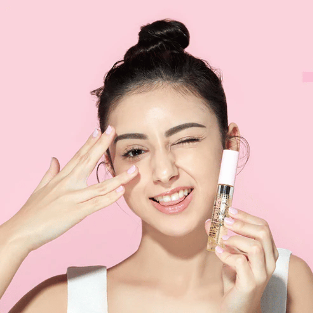 En kvinde holder en flaske ETUDE My Lash Serum 9g i ansigtet for at styrke øjenvipper.