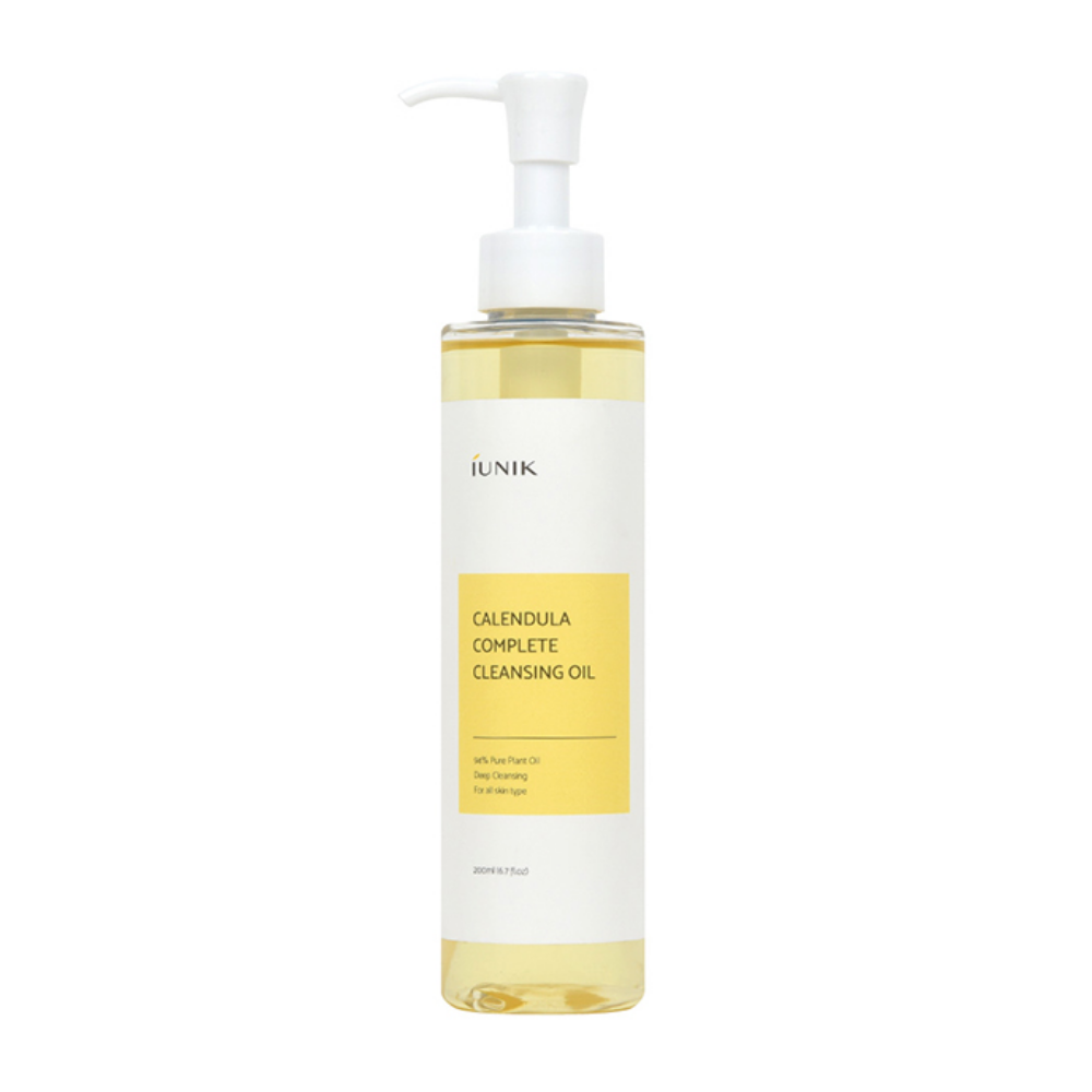 En flaske iUNIK Calendula Complete Cleansing Oil 200ml for at fjerne makeuprester med en gul etiket på hvid baggrund.
