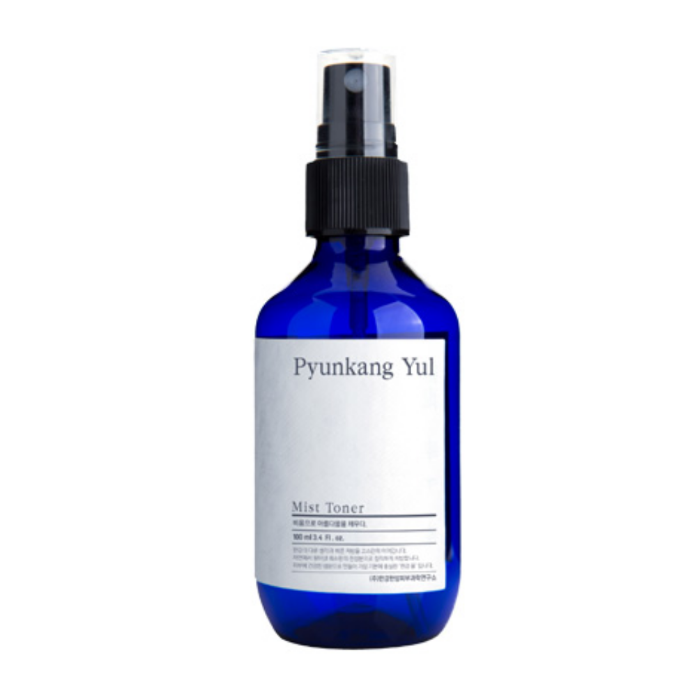 En flaske Pyunkang Yul Mist Toner, perfekt til allergivenlige tonerentusiaster, på hvid baggrund.