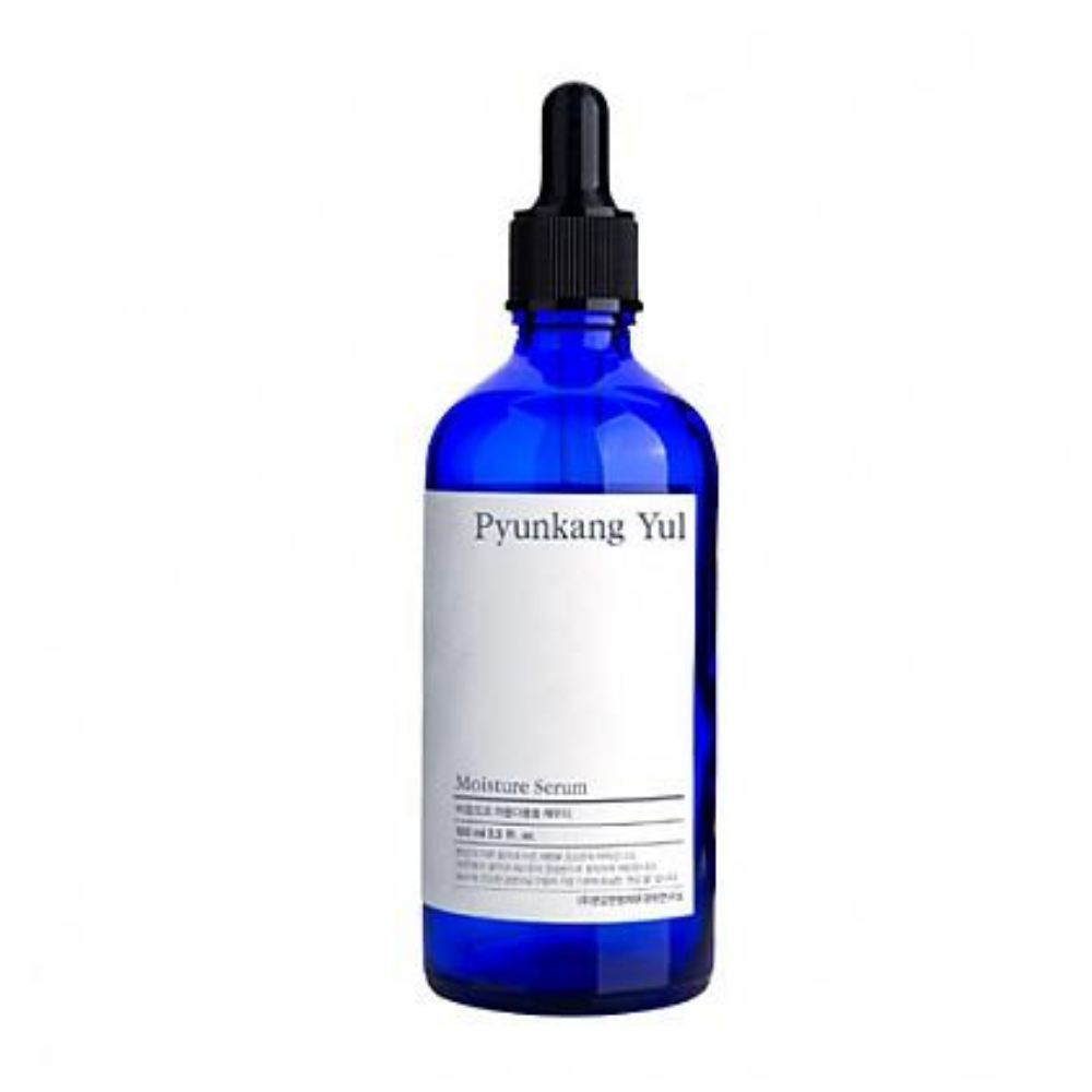 En Pyunkang Yul Moisture Serum 100ml på en hvid baggrund, der balancerer hudens fugtniveauer.