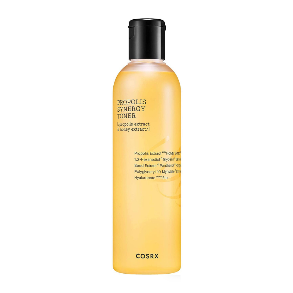 En flaske COSRX Full Fit Propolis Synergy Toner 150ml med antiinflammatoriske og antibakterielle effekter på hvid baggrund.