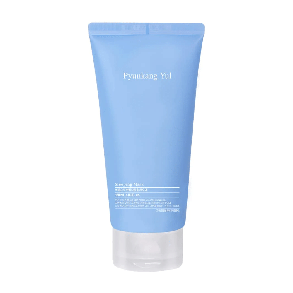En tube med Pyunkang Yuls hyaluronsyreinfunderede Pyunkang Yul Sleeping Mask 120ml på hvid baggrund for fugtet hud.