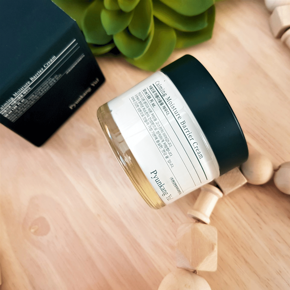 En krukke Pyunkang Yul Calming Moisture Barrier Cream 50ml som står ovenpå et træbord.