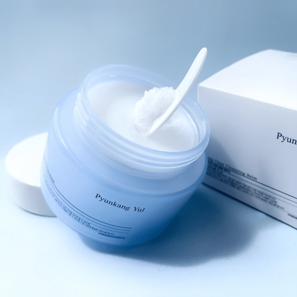 En krukke Pyunkang Yul Deep Clear Cleansing Balm 100ml med en ske ved siden af.