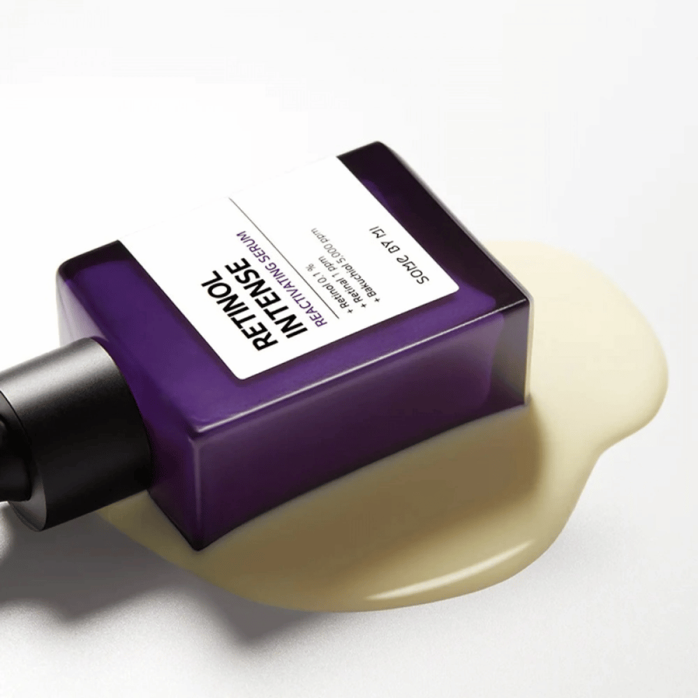 En flaske SOME BY MI Retinol Intense Reactivating Serum 30ml som står ovenpå en hvid overflade.