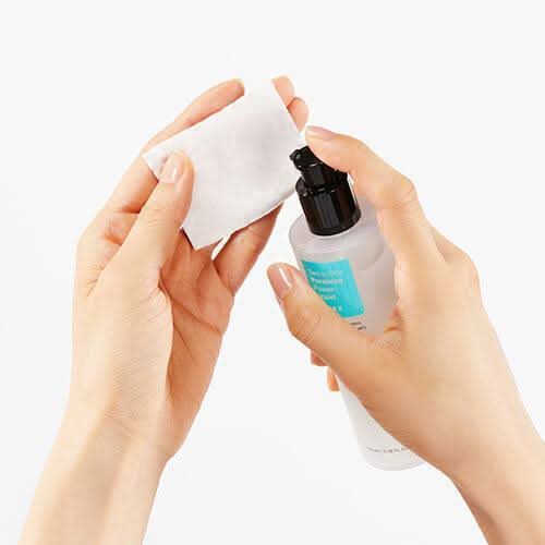 En hånd, der viser brugen af COSRX Two In One Poreless Power Liquid 100ml til fedtet hud.